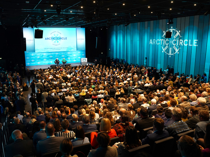 On stage at Arctic Circle Assembly: Isládda ovddeš stáhtaministar ja Arctic Circle vuođđudeaddji Ragnar Grímsson ja  Canada generálaguvenevrra Mary Simon. Govven: Liv Anette Luane, Gonagaslaš hoavva
