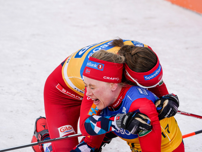 Tiril Udnes Weng Ragnhild Gløersen Haga etter femmila i Holmenkollen. Foto: Terje Bendiksby / NTB