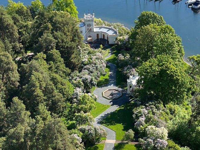 Det er ikke nødvendig med billett for å nyte parken omkring Oscarshall. Foto: Svein Barmen, Statsbygg