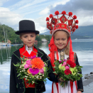 Jarand Selsvik (8 ) ja Julia Lothe Midthun (8 ) vurddiiga liđiiguin Gonagasbára. Govva: Sven Gj. Gjeruldsen, Gonagaslaš hoavva