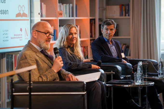 Bokbad med de to norske forfatterne Maja Lunde og Dag O. Hessen. Samtalen ble ledet av den tyske litteraturformidleren Thomas Böhm. Foto: Simen Løvberg Sund, Det kongelige hoff 