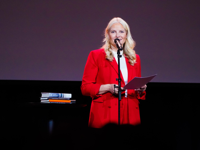 Kronprinsesse Mette-Marit taler under utdelingen av Ungdommenes kritikerpris. Foto: Terje Pedersen / NTB