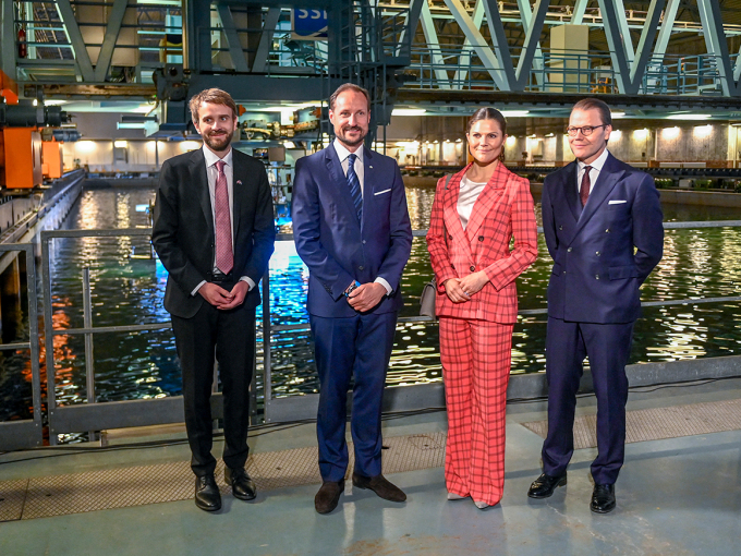 Ealáhusministtar Jan Christian Vestre, Ruvdnaprinsa Haakon, Ruvdnaprinseassa Victoria ja Prinsa Daniel galledeame Wallenius Wilhelmsen Gøteborgas. Govven: Annika Byrde / NTB