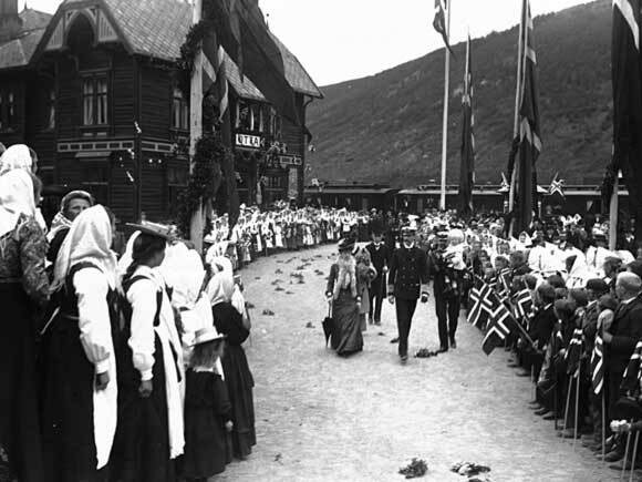 Kong Haakon, Dronning Maud og Kronprins Olav på kroningsferd i Otta. Foto: Jens Carl Frederik Hilfling-Rasmussen, De kongelige samlinger