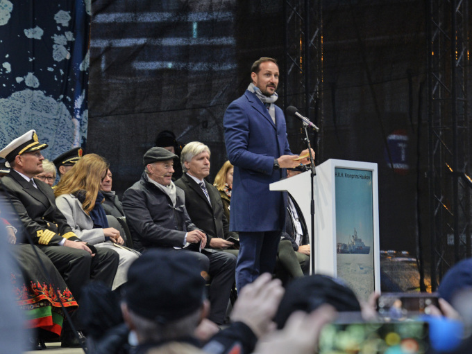 Ruvdnaprinsa Haakon doallá sártni Romssas kájá alde. Govva: Rune Stoltz Bertinussen / NTB Scanpix