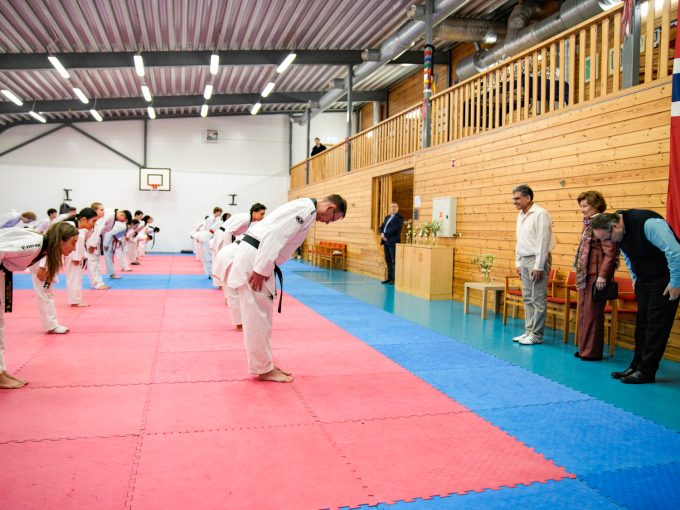 Å bukke er en vanlig måte å hilse hverandre på i taekwondo. Foto: Stian Lysberg Solum / NTB