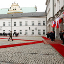 Gonagasbárra stáhtaguossástallan Polenis miessemánu 9. - 11. beivviid álggii allaáiggala&#154; buresboahtinseremoniijain olggobealde presideantagárdima Warszawas. (Govva: Lise Åserud / NTB scanpix)