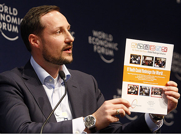 Ruvdnaprinsa  Haakon beavddebirra ságastallamis Máilmmi ekonomalaš forumis. Govva: Arnd Wiegmann, Reuters.