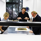 Trykker Gunnar Holmgren, Dronning Sonja, Kjell Nupen og Ørnulf Opdahl under arbeidet med prosjektet. Publisert 25.06 2011. Handoutbilde fra Det kongelige hoff. Bildet er kun til redaksjonell bruk - ikke for salg. Foto: Rolf M. Aagaard / Det kongelige hoff.  