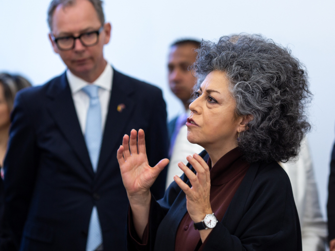 Den colombianske kunstneren Doris Salcedo fortalte om museet og våpnene som ble smeltet om. Foto: FN-sambandet / Eivind Oskarson
