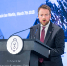 Ealáhusministtar Torbjørn Røe Isaksen lei okta sis geain lei sáhkavuorru semináras gosa ledje čoahkkanan goappešat riikkaid fitnodatjođiheaddjit. Govva: Heiko Junge / NTB Scanpix