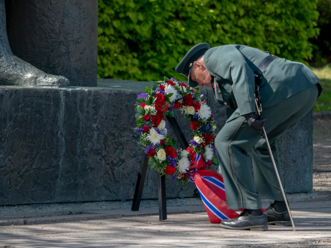 Kong Harald la ned krans til minne om dei som har falle for Noreg. Foto: Heiko Junge / NTB scanpix