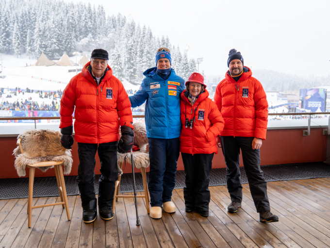 Kongeparet og Kronprinsen var på plass og fikk med seg sekundstriden på langrenn 10 kilometer klassisk for menn, som Johannes Høsflot Klæbo gikk seirende ut av. Foto: Liv Anette Luane, Det kongelige hoff