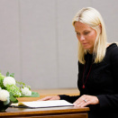 25.07: Ruvdnaprinseassa Mette-Marit &#269;állá namas kondolánsagirjái mii lei biddjojuvvon Universitehta aulai (Govva: Vegard Grøtt / Scanpix)