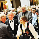 &#268;ak&#269;amánu 8. beaivvi: Gonagas Oslo Universitehtas go Anders Jahre kulturbálkka&#154;upmi 2011 addojuvvo. Govva&#269;uollit Kristian Blystad ja Bård Breivik oa&#269;&#269;uiga dan bálkka&#154;umi, mii addojuvvo bálkka&#154;upmi ovddola&#154; barggu ovddas Norgga kultureallimis. (Govva: Scanpix)