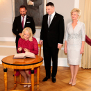Ruvdnaprinseassa Mette-Marit čállá namas guossegirjái. Govva: Lise Åserud / NTB Scanpix