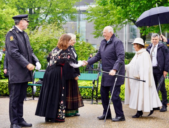 Kong Harald og Dronning Sonja ble tatt imot av statsforvalter Liv Signe Navarsete, ordfører i Bergen Linn Kristin Engø og politimester Kaare Songstad. De ble også møtt av kulturminister Anette Trettebergstuen, fylkesordfører Jon Askeland, styreleder for Festspillene Thorhild Widvey og Festspilldirektør Lars Petter Hagen. Foto: Sara Svanemyr, Det kongelige hoff