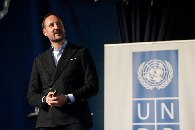 I Storsalen ved Studentersamfundet i Trondheim delte Kronprinsen historier og lærdom fra 20 år med engasjement for UNDPs arbeid. Foto: Sara Svanemyr, Det kongelige hoff