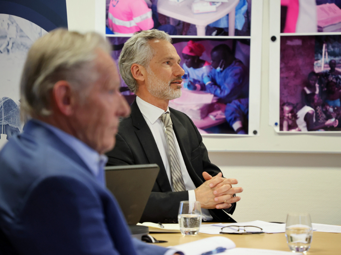 Nestleder Frederik Kristensen i CEPI og spesialrådgiver Tore Godal under møtet med Kronprinsparet som er på skjerm fra Skaugum. Foto: Ørn E. Borgen, NTB scanpix