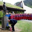 Gonagas Harald bidjá li&#273;iid soahtemuitomearkkalusa Valdres álbmomuseas (Govven: Kyrre Lien / Scanpix)