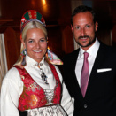 Ruvdnaprinsa Haakon ja Ruvdnaprinseassa Mette-Marit vuostáiválddiiga 75 guossi Gonagasskiippas (Govva: Terje Bendiksby / NTB scanpix) 