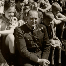 Kronprins Olav besøker en norsk internatskole ved Drumtochty Castle, Skottland . Foto: De kongelige samlinger
