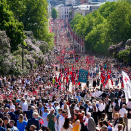 Hver 17. mai passerer barnetoget i Oslo foran Slottet, der Kongefamilien hilser dem fra Slottsbalkongen. Foto: Heiko Junge / Scanpix