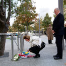 Dronning Sonja og Kong Harald la ned blomster ved Survivor's Tree på Ground Zero (Foto: Lise Åserud / Scanpix)