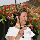 Den 4. juli var det Dronning Sonjas tur. Her tar Dronningen imot gjestene til festmiddagen på Flor og fjære (Foto: Lise Åserud, Scanpix)