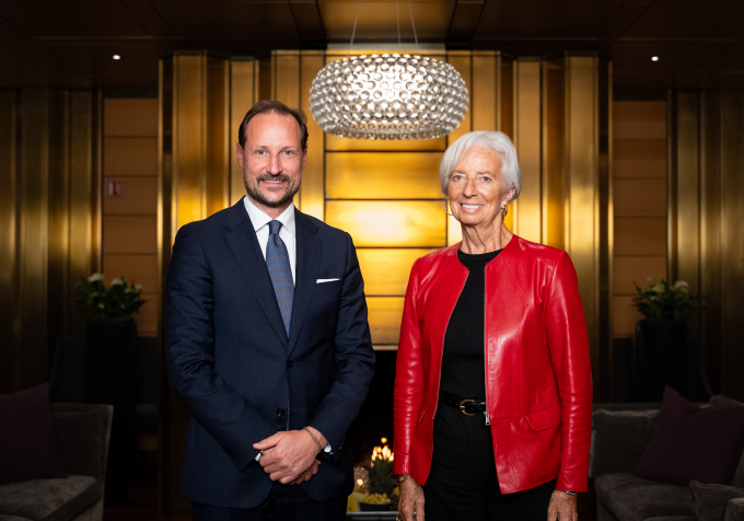 Kronprinsen sammen med presidenten for Den europeiske sentralbanken Christine Lagarde. Foto: Norges Bank