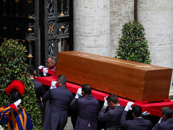 Etter seremonien på Petersplassen ble pavens kiste ført til Santa Maria Maggiore. Foto: Piero Cruciatti / AFP / NTB