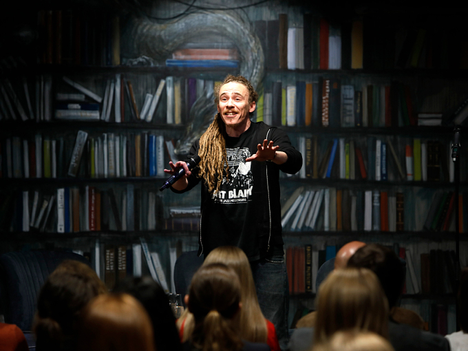 Slampoeten Taro Cooper i aksjon på Deichman Tøyen. Foto: Ole Berg-Rusten / NTB scanpix