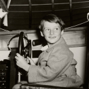 Prins Harald i flysimulatoren Muskoka Aerodrome ved "Little Norway", det norske flyvåpenets treningsleir i Canada. Foto: Norwegian Official Photo, De kongelige samlinger