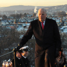 11. desember: Kong Harald og Dronning Sonja får formelt overrakt Slottets nye tak. Restaureringen av slottstaket er ferdig, noe som ble markert med en kort seremoni &#150; på taket.  (Foto: Sven Gj. Gjeruldsen, Det kongelige hoff)
