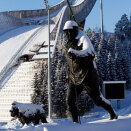 1984:s ceggejedje "Skiglede" bácci Holmekollen njuikenluohká vuollái. Dat lea govva&#269;uolus mas oaidná Olav &#269;uoigamin ie&#158;as beatnagiin, man namma lei Troll (Govva: Lise Åserud / Scanpix)