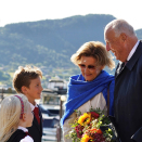 Kongen og Dronninga fikk blomster av Martine Nordstrand Brungot og Viljar Hajic Winsrygg da de kom til Sykkylven. Foto: Liv Anette Luane, Det kongelige hoff