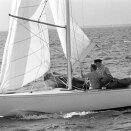 Ruvdnaprinsa Harald lea mielde Norgga borjjastanjoavkkus geasse olympiija gilvvohallamiin Tokyos, 1964.  Dá lea geah&#269;&#269;alanborjjasteapmi "Fram III" borjjasfatnasiin (NTB  / Scanpix)