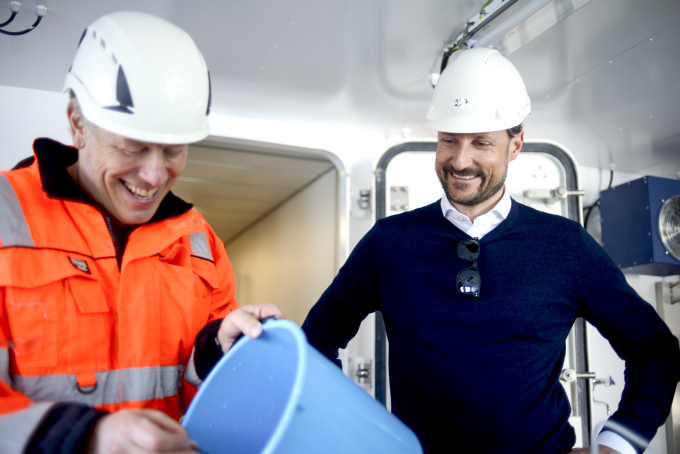Kronprinsen fikk høre mer om hvordan Havforskningsinstituttet jobber med utfordringene knyttet til mikroplast i havet. Foto: Tuva Åserud / NTB