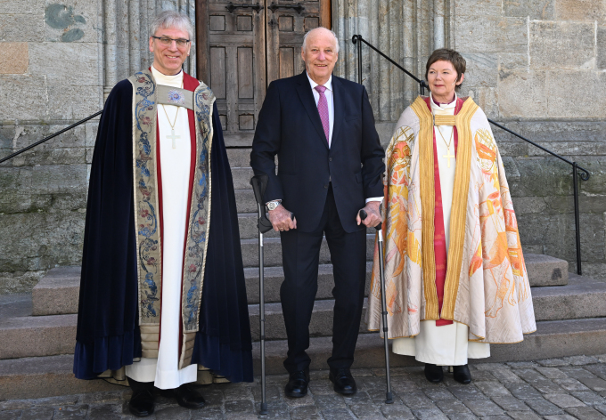 Kong Harald, biskop Ragnhild Jepsen og preses i bispekollegiet Olav Fykse Tveit på kirketrappa etter vigslingsgudstjenesten. Foto: Sven Gj, Gjeruldsen, Det kongelige hoff