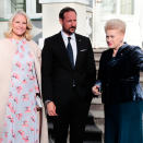 Ruvdnaprinsabárra boahtá eahkeda mállásiidda ovttas Presideanttain Dalia Grybauskaitė. Govva: Lise Åserud, NTB Scanpix