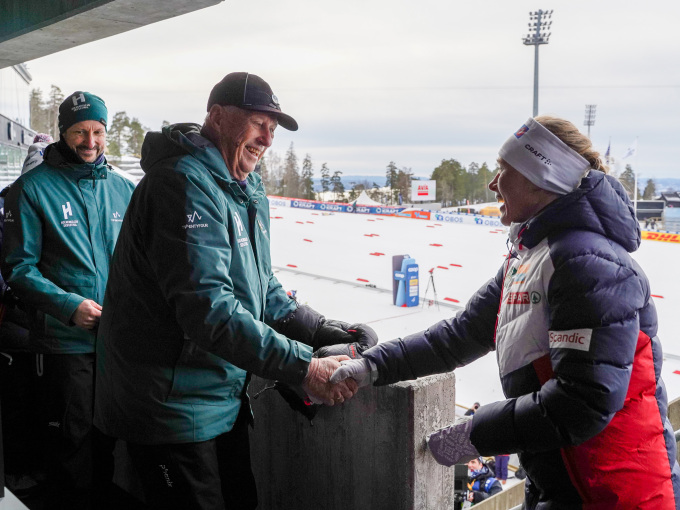 Kong Harald gratulerer Ragnhild med historisk seier i Holmenkollen. Foto: Liv Anette Luane, Det kongelige hoff