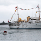 Kongeskipet ligger utenfor Leknes i Vestvågøy Kronprinsparets fylkestur til Nordland i 2014. Foto: Lise Åserud, NTB scanpix.