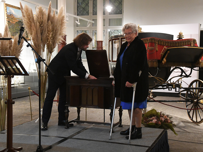 Prinsesse Astrid sveivet i gang en av de gamle platespillerne - og åpnet med det høstens utstilling i Dronning Sonja KunstStall. Foto: Sven Gj. Gjeruldsen, Det kongelige hoff