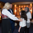 Mottakelse på Kongeskipet. Blant gjestene er Nadia (10) og hennes mor Fatima Feitaroni fra Syria. Nadia sendte brev til Kongen for å takke for at de fikk komme til Norge, og i kveld er de gjester på Kongeskipet. Foto: Berit Roald / NTB scanpix