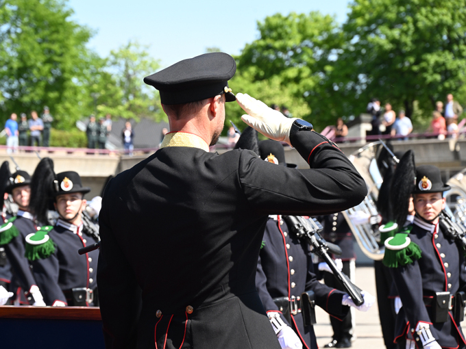 Gardistane paraderer forbi Kronprins Haakon. Foto: Sven Gj. Gjeruldsen, Det kongelege hoffet