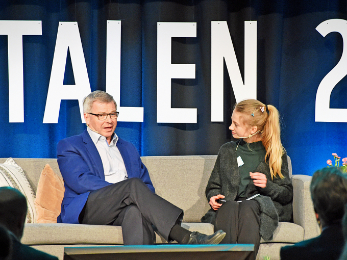 Miljøagent Penelope Lea (14) i generasjonssamtale med tidligere statsminister Kjell Magne Bondevik. Foto: Sven Gj. Gjeruldsen, Det kongelige hoff