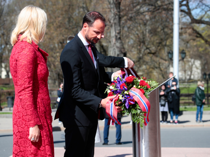 Ruvdnaprinsabárra ja Presideantabárra bidjet liđiid Latvia Friddjavuođamonumeantta lusa. Govva: Lise Åserud / NTB Scanpix