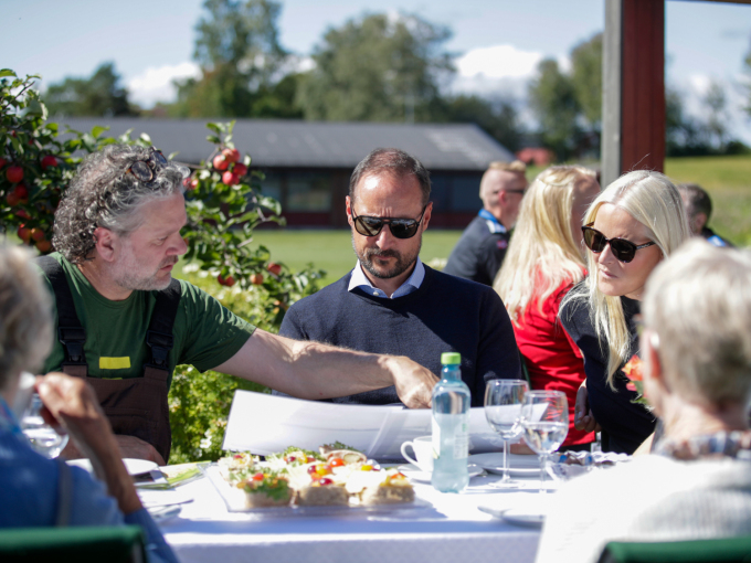 Utenfor Bygdestua møtte Kronprinsparet evakuerte og berørte etter flommen. Foto: Terje Pedersen / NTB