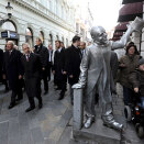 Bratislava borgermeasttir &#269;uovui Gonagasbára ja Presideantabára go vácca&#154;edje boares gávpotoasis (Govva: Radovan Stoklasa, Reuters / Scanpix)