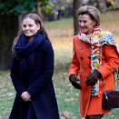 Både Dronningen, Kronprinsessen og Prinsessen deltok da de to neste skulpturene skulle avdukes i oktober 2017. Foto: Lise Åserud, NTB scanpix